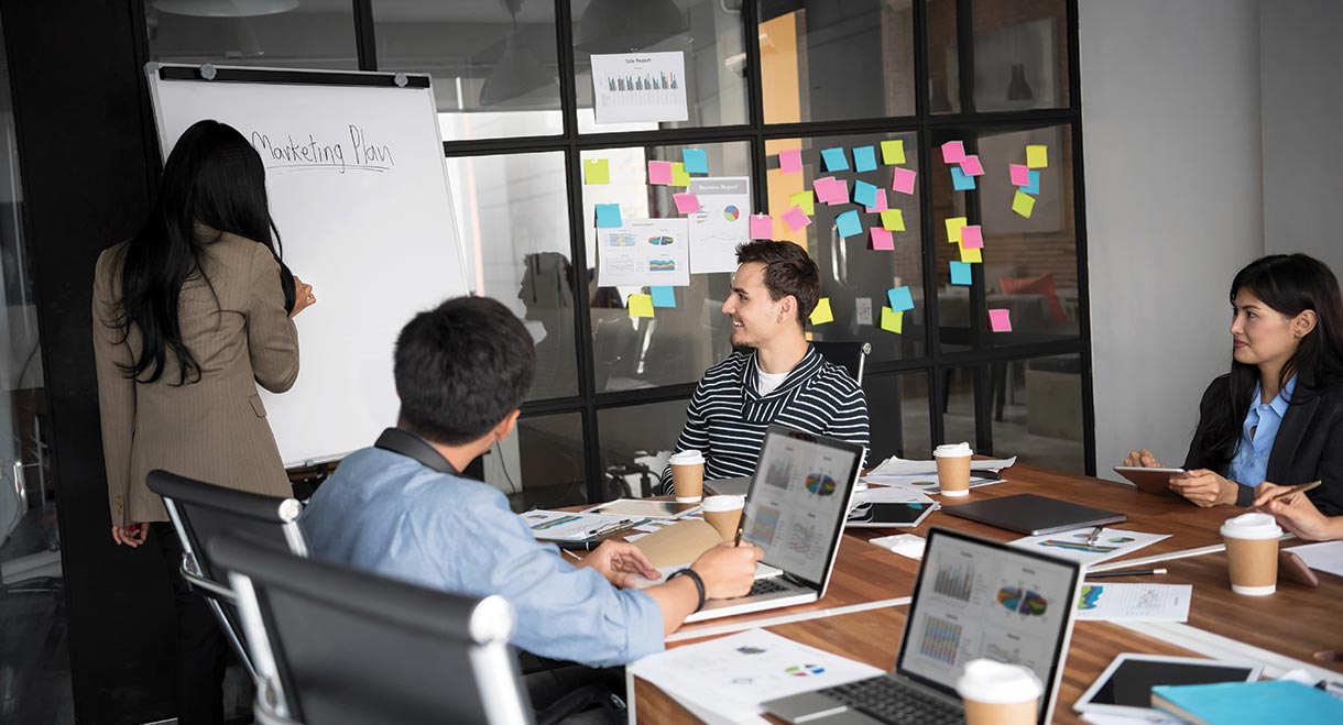 Equipo de Marketing en Reunión